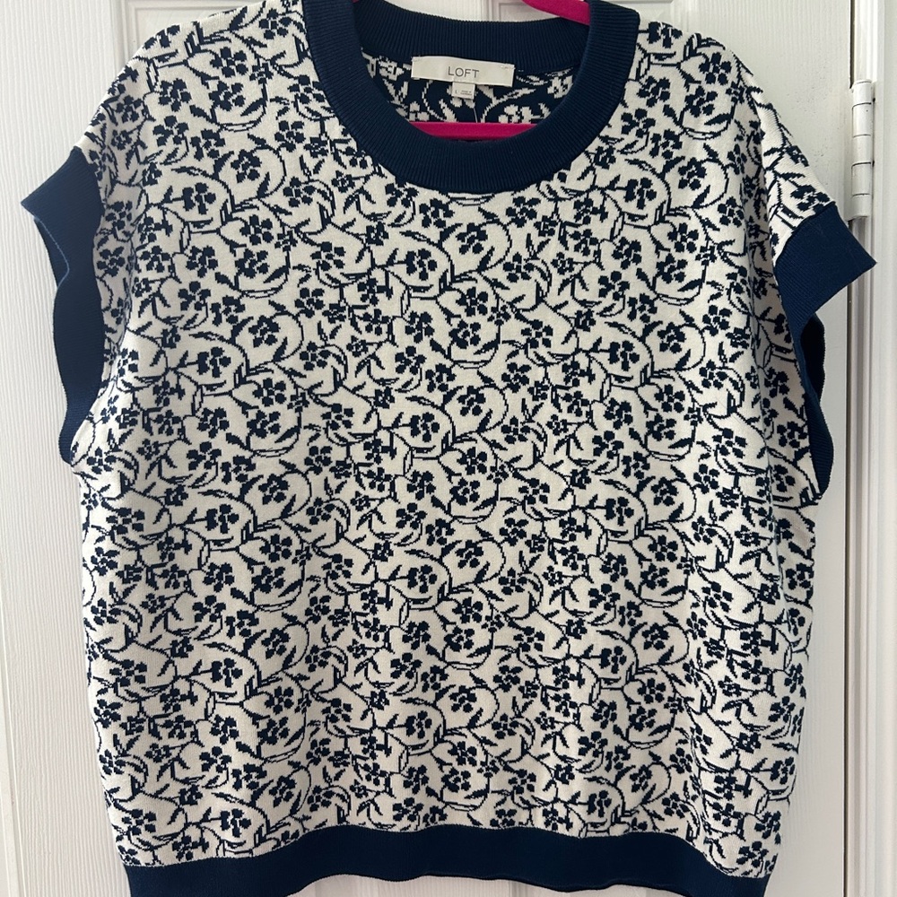 LOFT Short Sleeve Top with Navy and White Floral Design - sweater